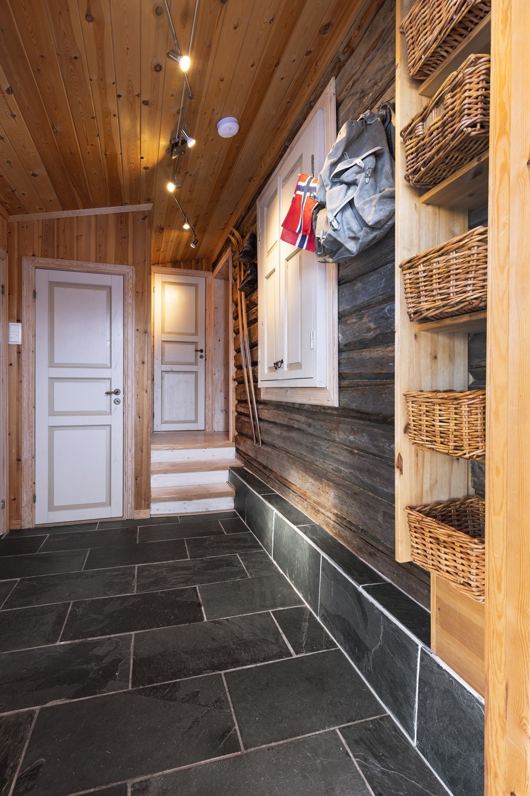 Flislagt gang. Galleribilde