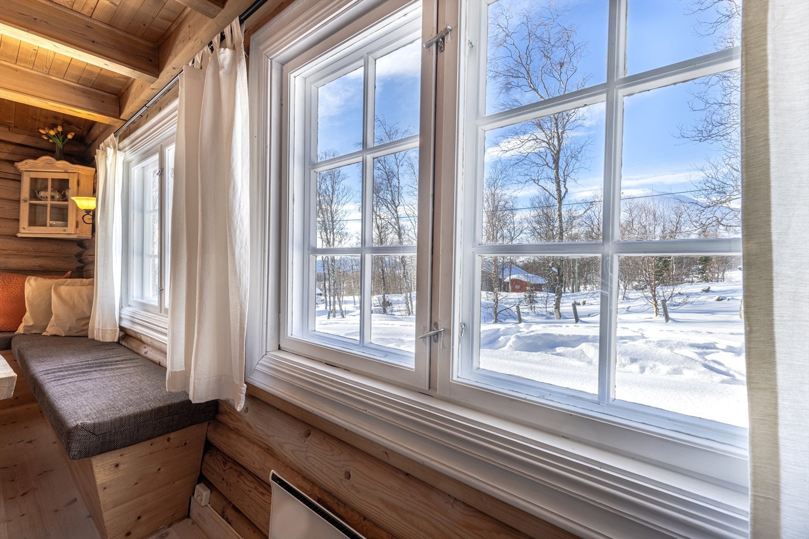 Flott fjellutsikt fra stuen. Galleribilde