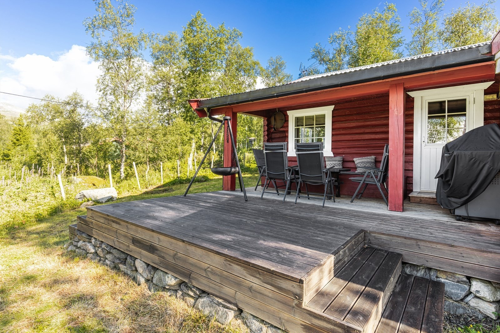 Hytta har fin solrik terrasse med utgang fra stue perfekt for varme sommerdager. Galleribilde
