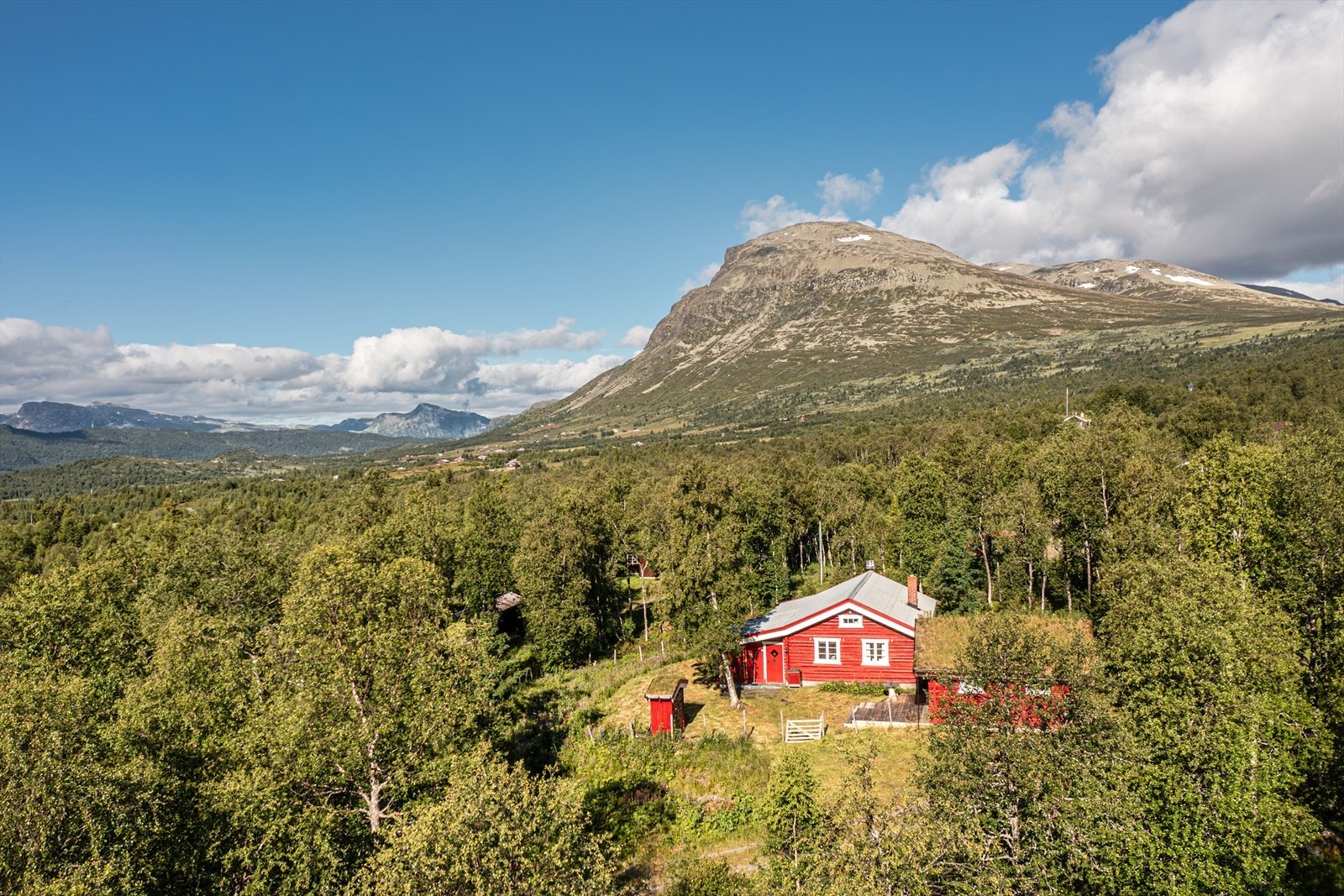 "Steinsbu" har en rolig og attraktiv beliggenhet med Skogshorn tronende i "bakhagen". Galleribilde