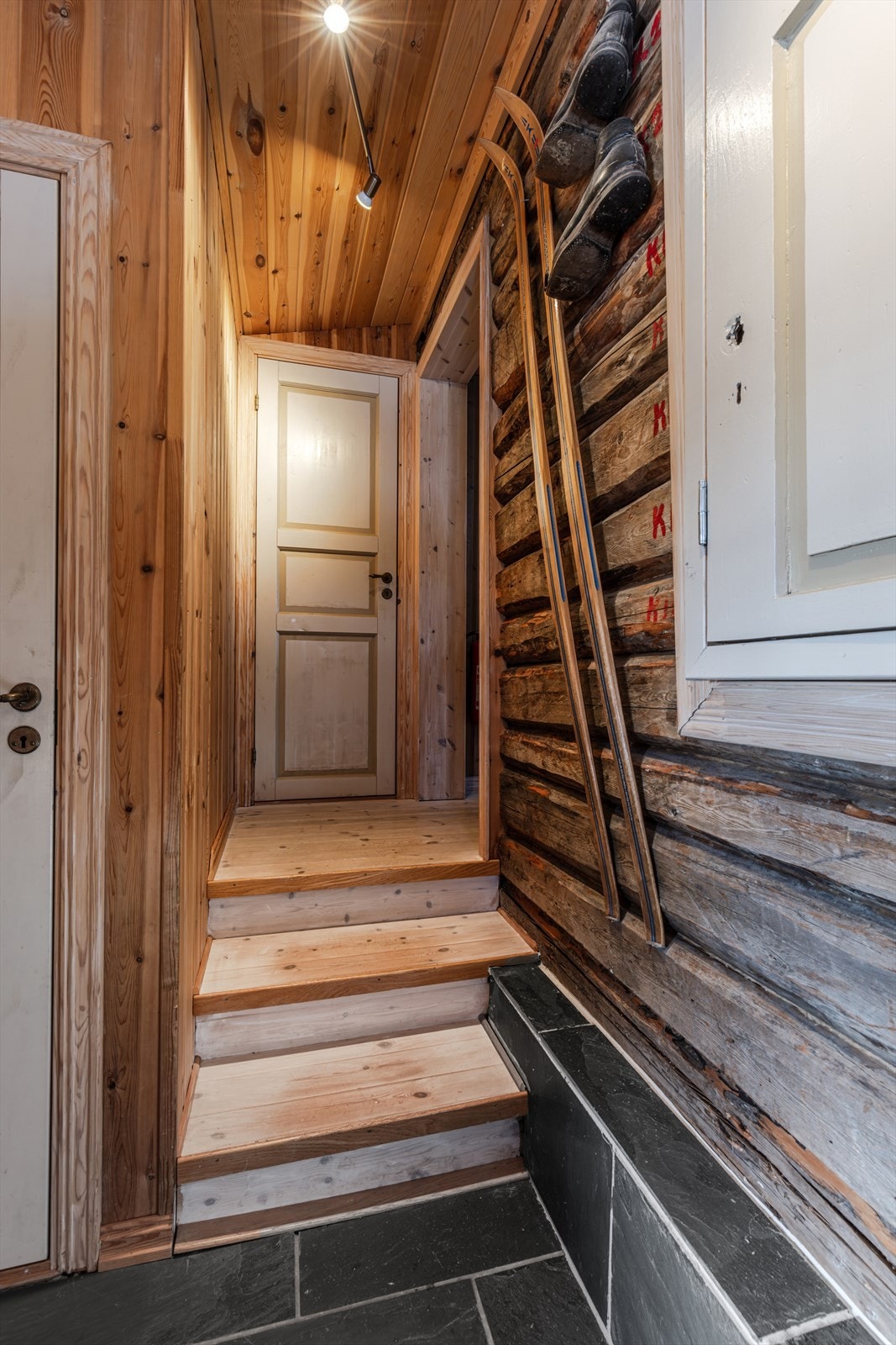 Trapp opp fra inngang og videre inn til hytta. Galleribilde