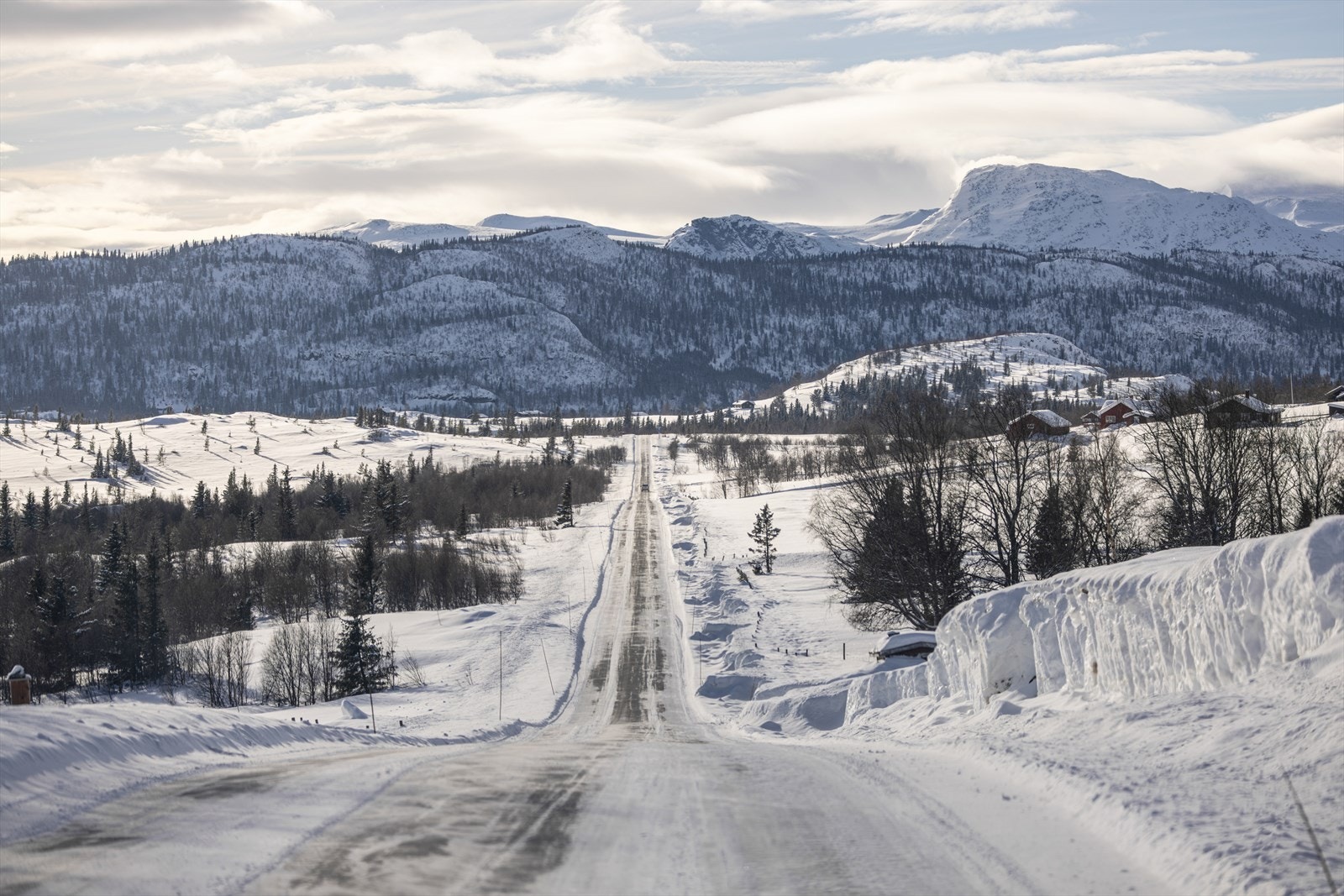 Det er vakkert på vei til hytta vinterstid! Galleribilde