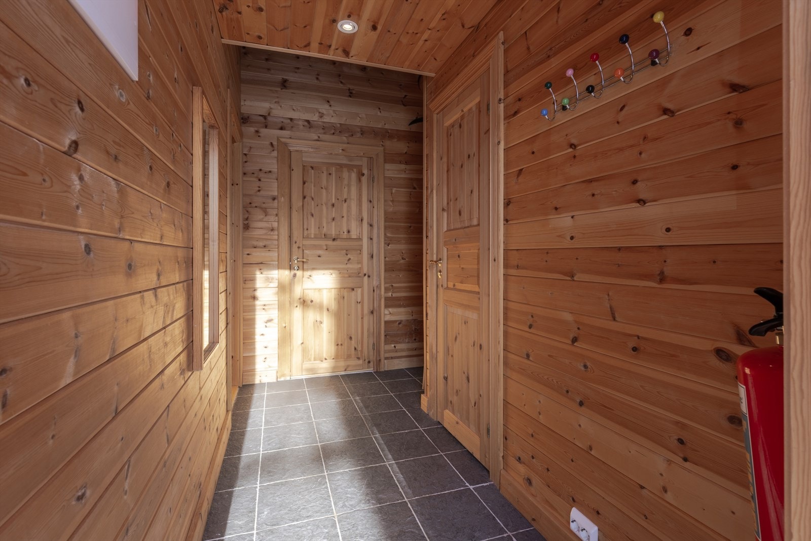 Flislagt gang i annekset. Galleribilde