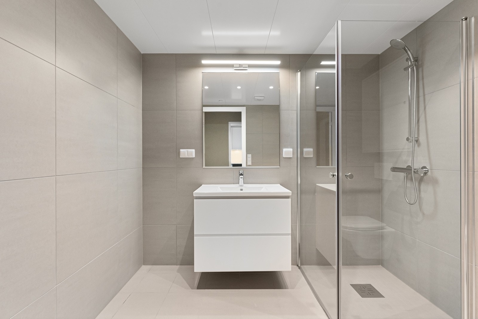 Bad - Dette er salg av kontrakt og bildet er fra en annen ferdigstilt leilighet i bygget for å vise materialvalg Galleribilde