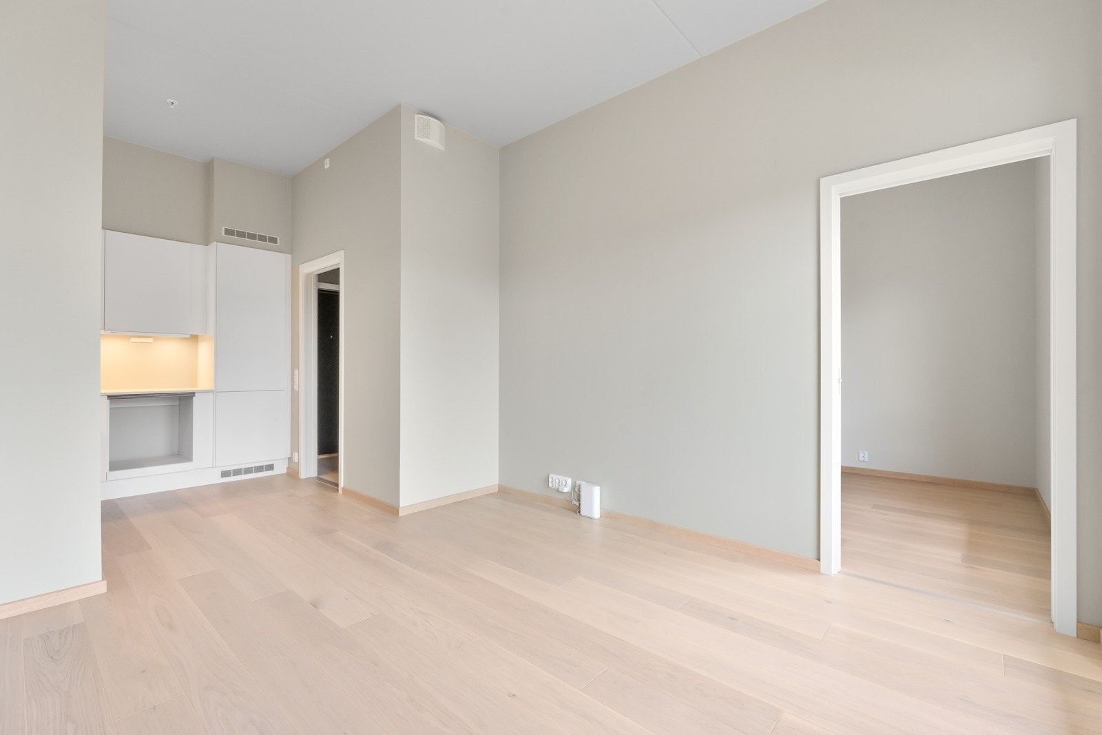 Stue - Dette er salg av kontrakt og bildet er fra en annen ferdigstilt leilighet i bygget for å vise materialvalg Galleribilde