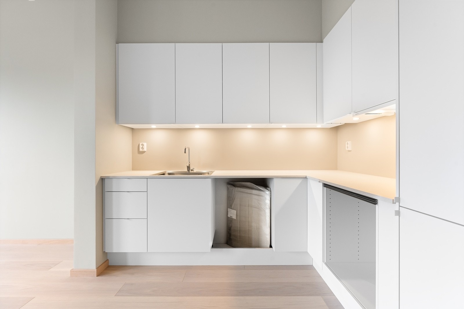 Kjøkken - Dette er salg av kontrakt og bildet er fra en annen ferdigstilt leilighet i bygget for å vise materialvalg Galleribilde