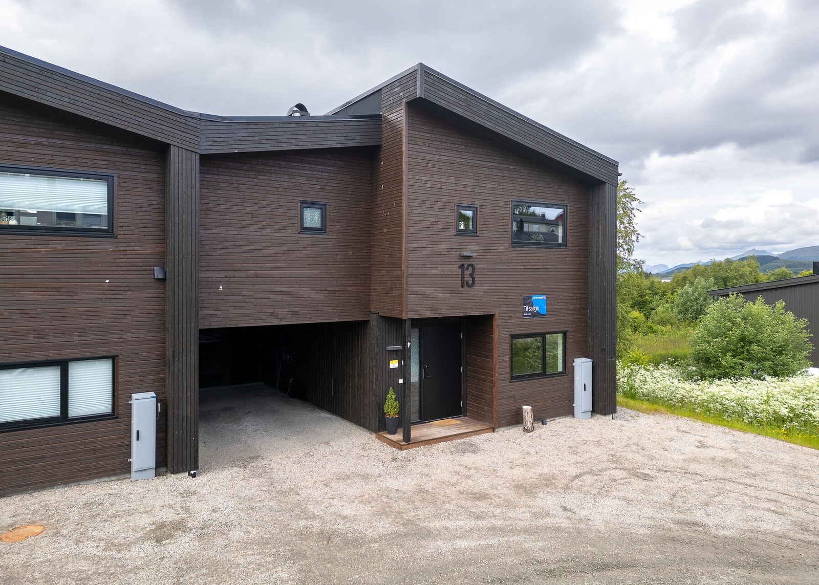 Boligen har moderne utførelser, materialvalg og løsninger, og holder gjennomgående god standard. Carport med el-bil lader Galleribilde