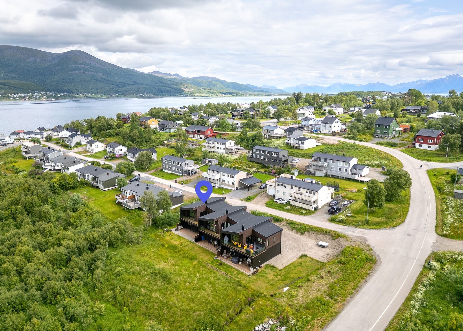 Beliggenhet i etablert boligområde på Halla ovenfor Tømmervika. Galleribilde