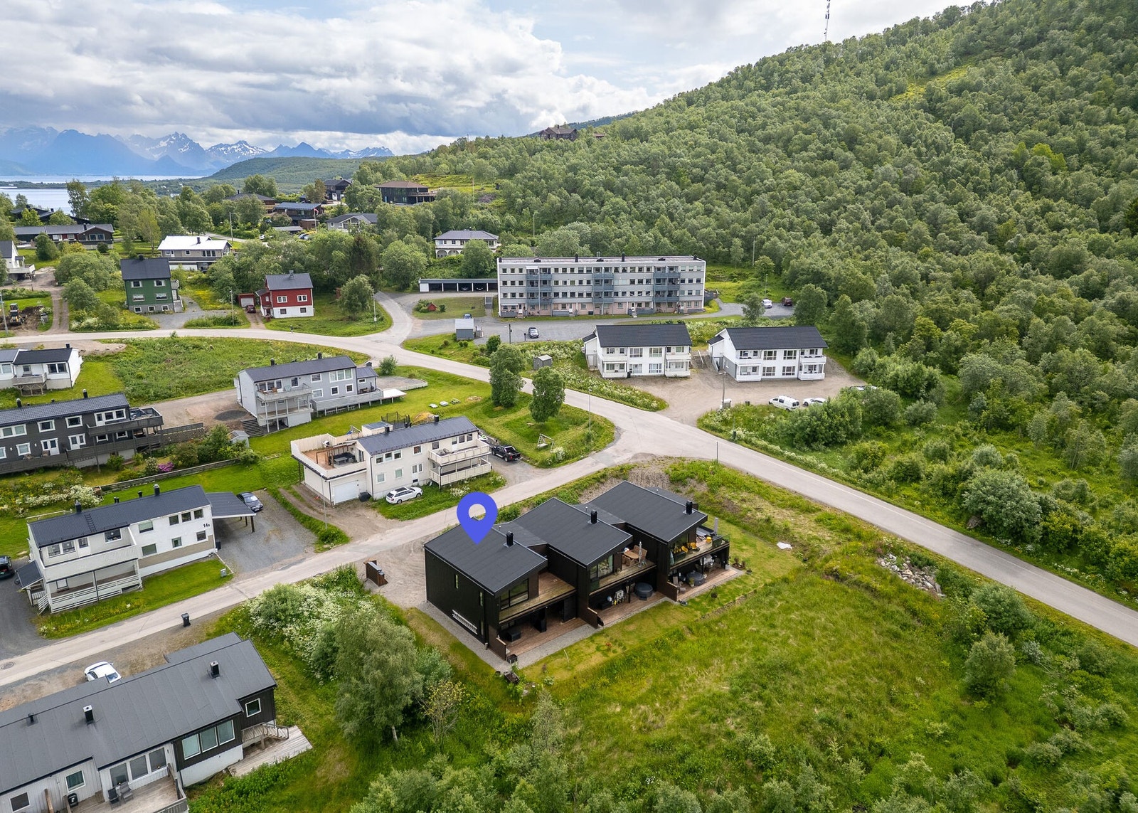 Eiendommen sett fra lufta og nærområdet rundt. Galleribilde