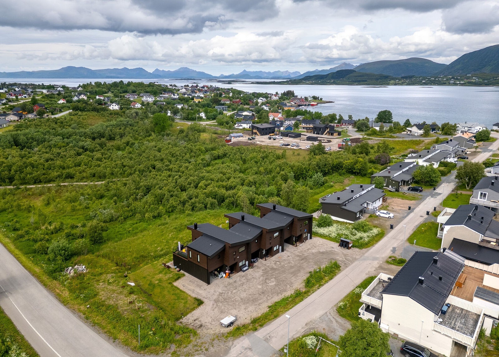 Rolige og barnevennlige omgivelser. Solåpen tomt med god utsikt og nærhet til utmark. Galleribilde