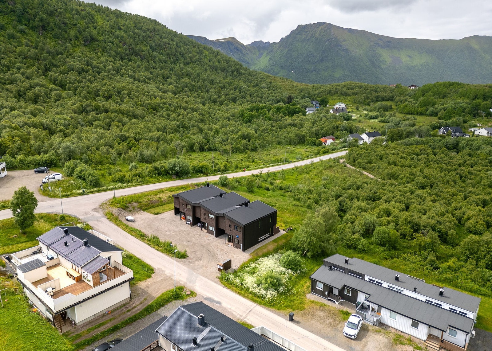 Fra eiendommen er det ca. 1 km til skole, barnehage og øvrige fasiliteter i Stokmarknes sentrum. Galleribilde
