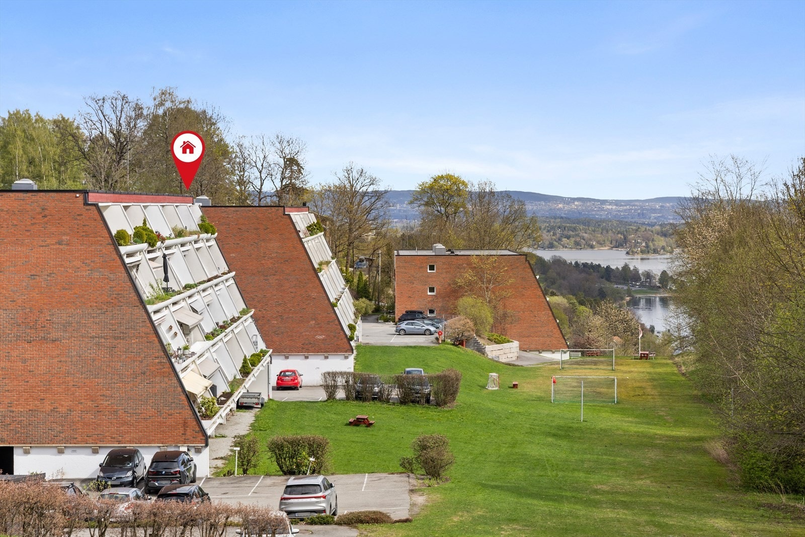 Fra stuen er det utgang til en solrik terrasse vendt mot fellesarealene, med flott utsikt mot blant annet Oslo og fjorden. Galleribilde