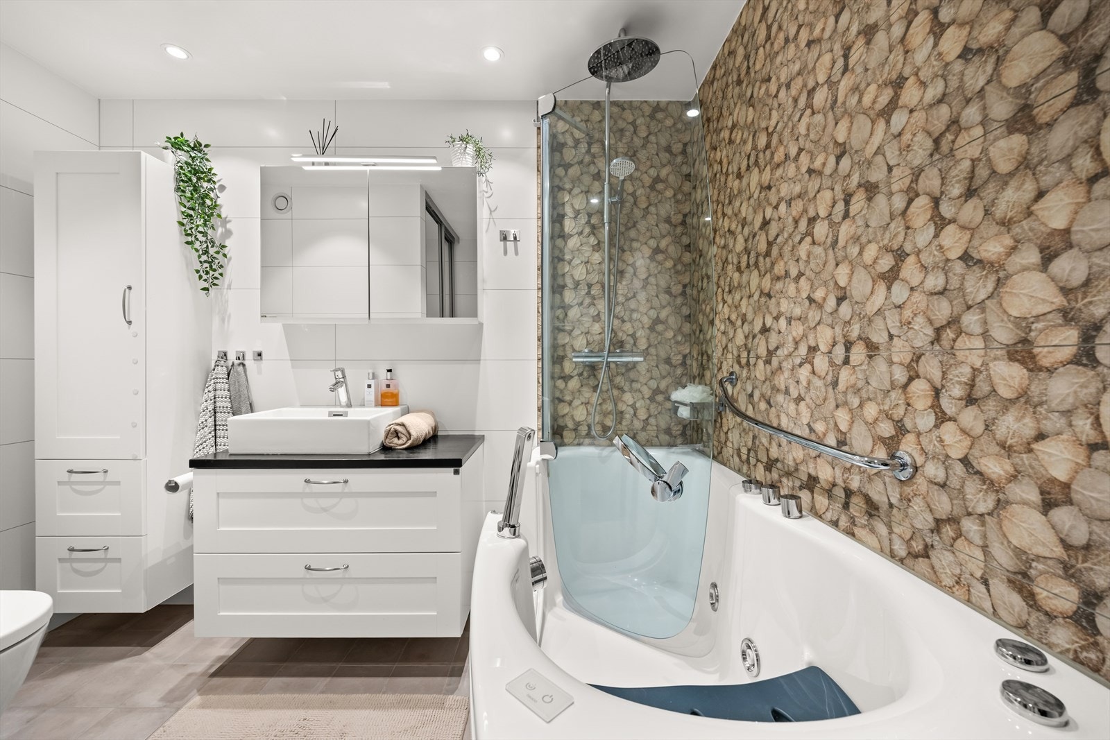 Romslig badekar/boblebad med dusjløsning. Galleribilde