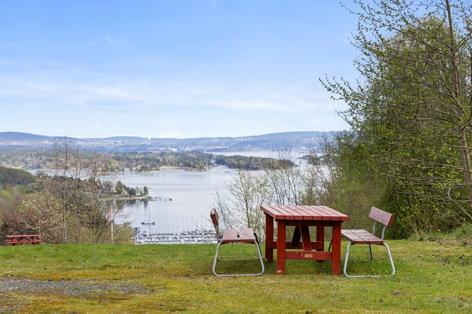 Fellesarealene er velstelte og omfatter plenområder, lekeplass og flere hyggelige møteplasser. Galleribilde