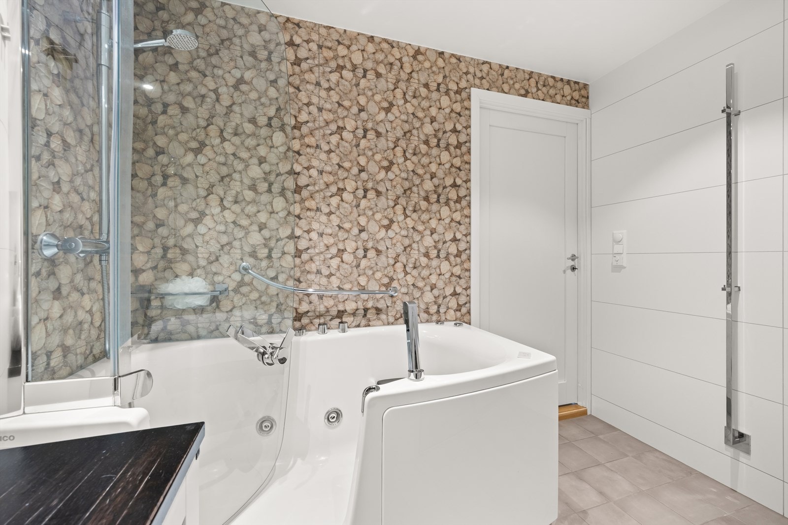 Badet holder god standard med bland annet håndkleholder med varme og boblebad. Galleribilde