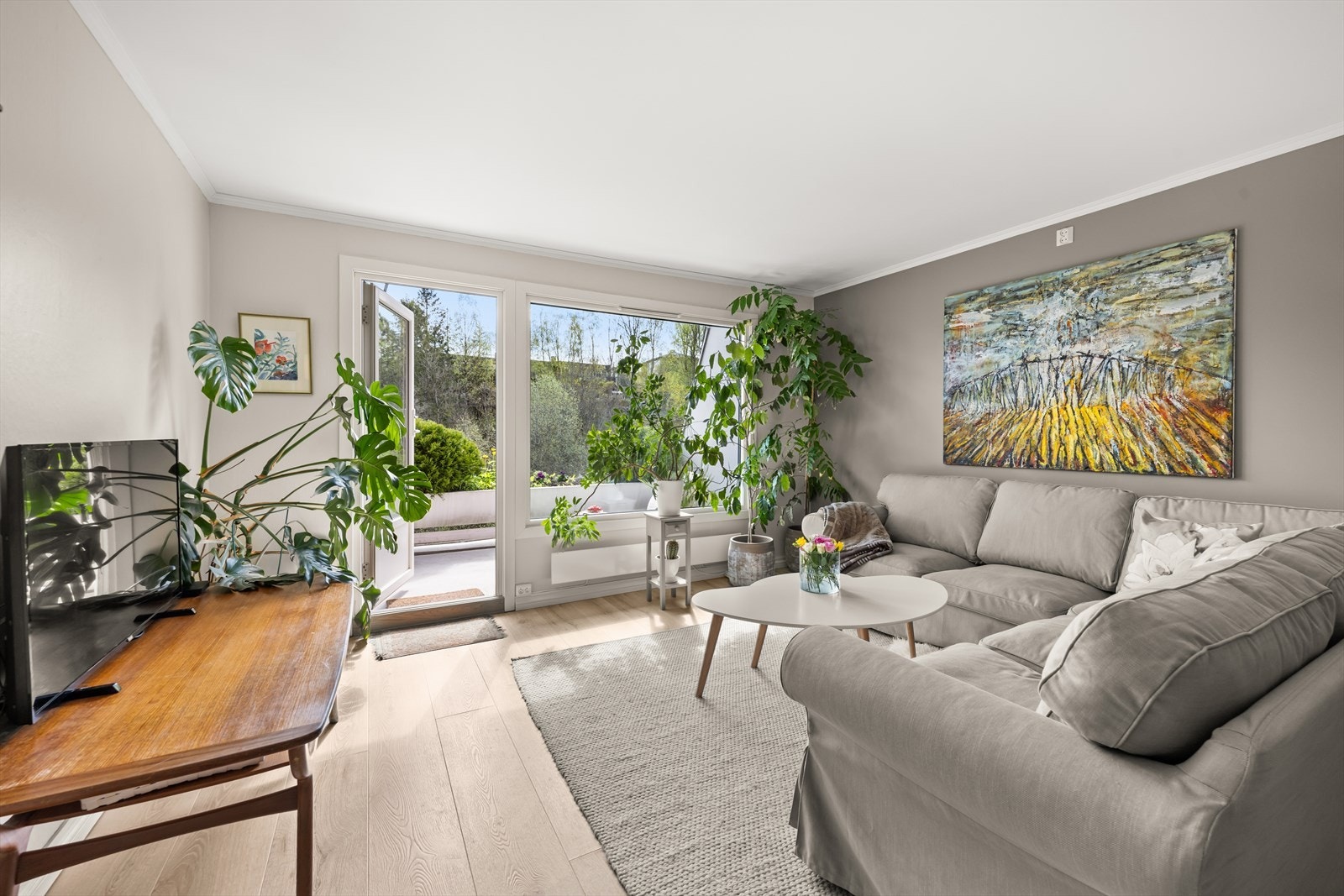 Stuen oppleves som lys og luftig, med store vindusflater som gir mye naturlig lysinnslipp. Galleribilde