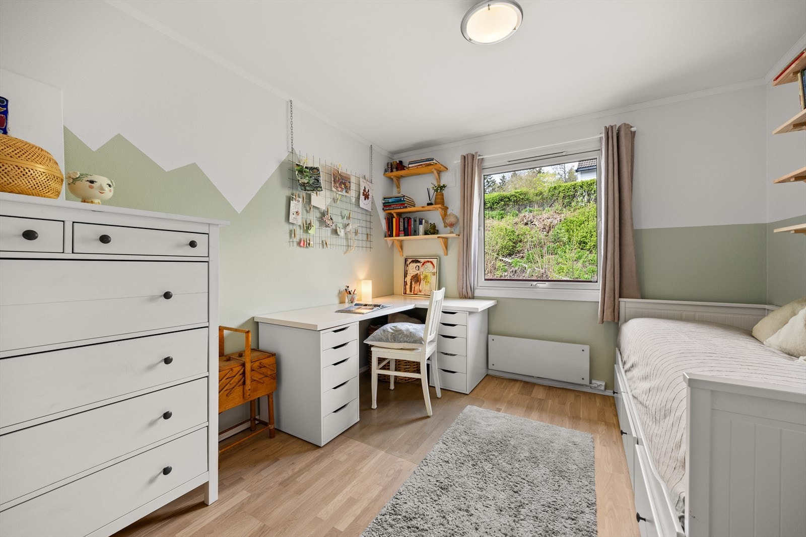 Det andre soverommet har en god størrelse og passer godt som barnerom, gjesterom eller hjemmekontor. Galleribilde