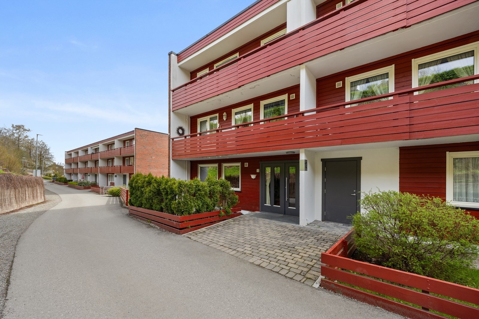 Leiligheten har adkomst via et pent opparbeidet felles inngangsparti med asfaltert og steinlagt adkomstvei. Galleribilde