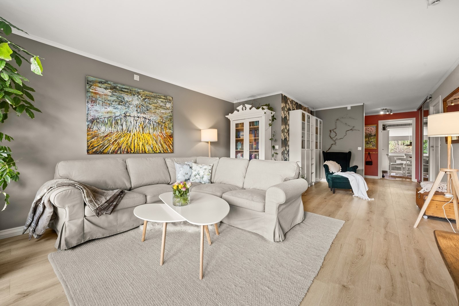 Stuen har god plass til både sofagruppe, stuebord og mediamøblement. Galleribilde