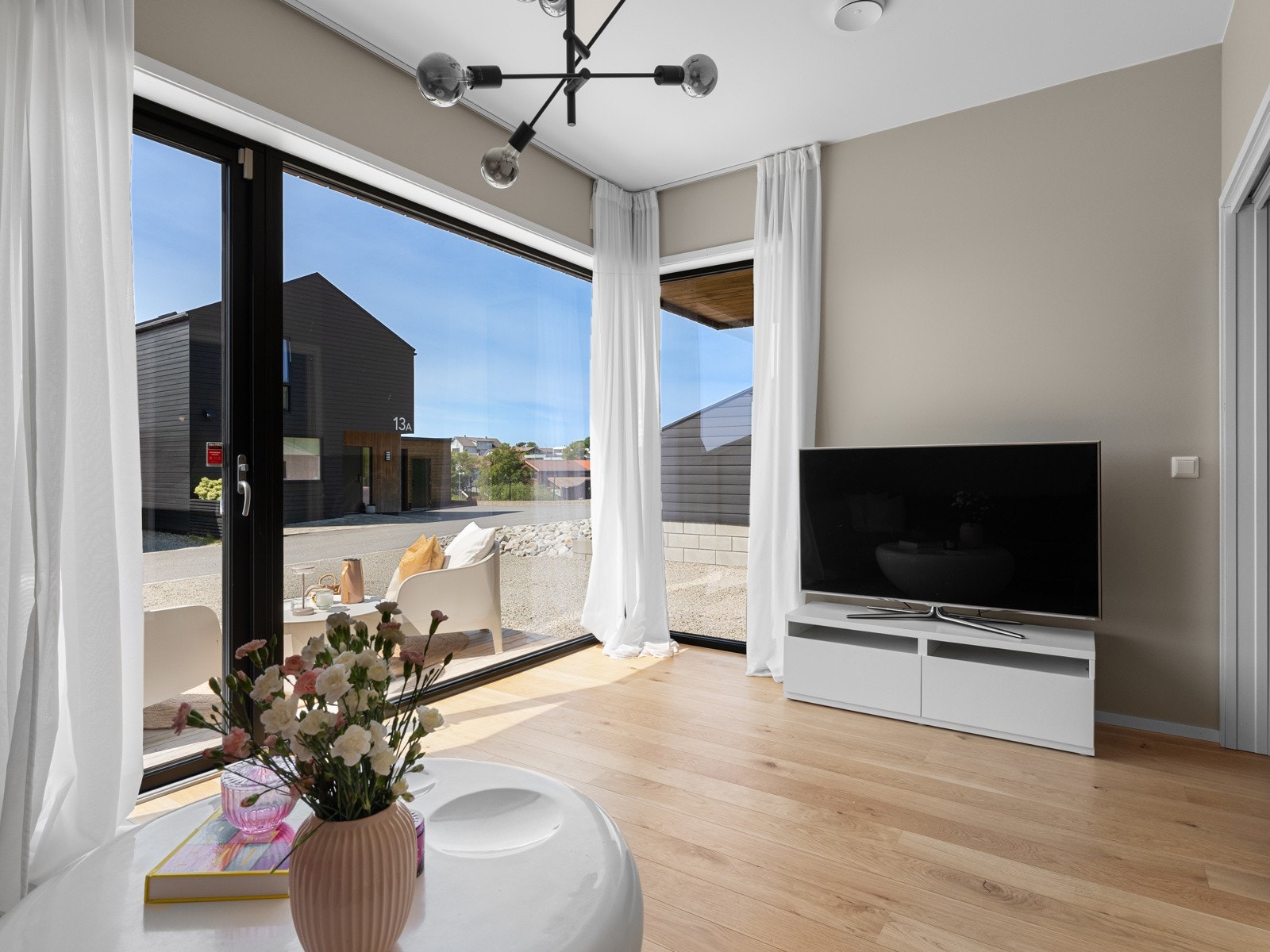 Fra stuen er det utgang til en vestvendt terrasse Galleribilde