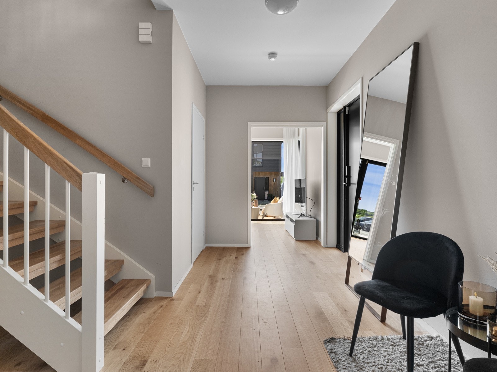 Romslig entre/gang med god plass til diverse oppbevaringsløsninger for yttertøy og sko. Fra gangen har du tilgang til en stue, bad og vaskerommet Galleribilde