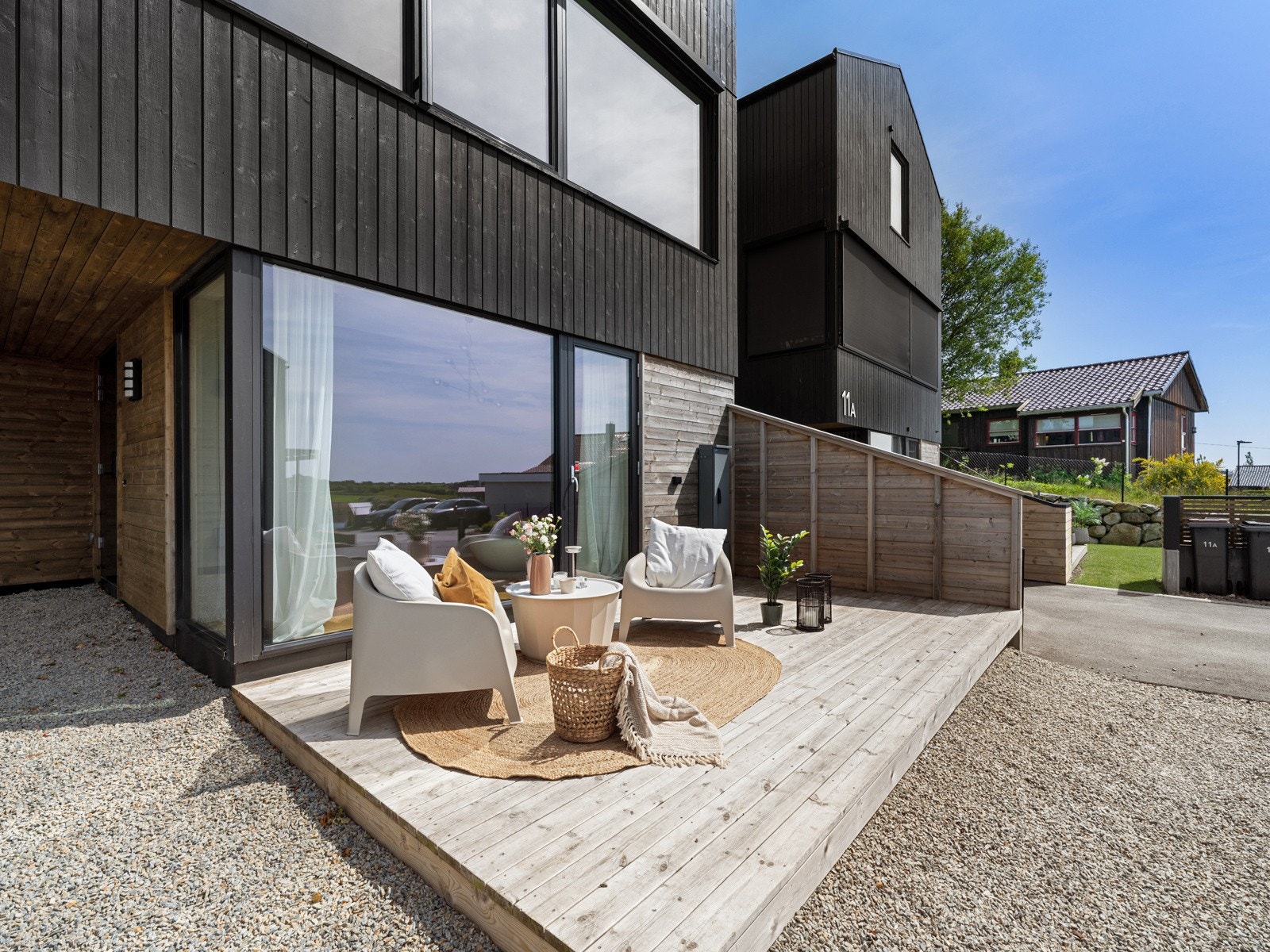 Solrik terrasse med god plass til utemøbler og grill. Det er også mulighet for å bygge terrassen større eller anlegge hage for eksempel Galleribilde