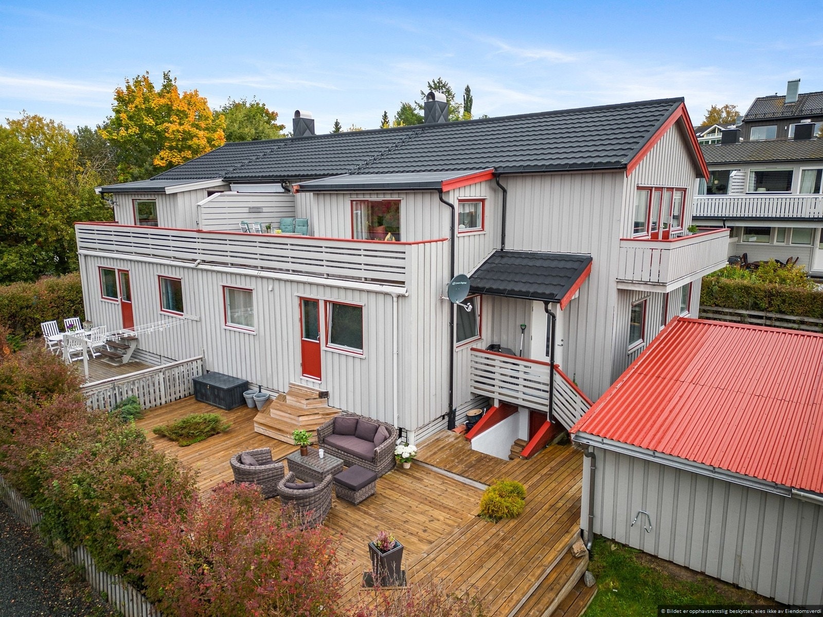 Her har du tilgang på 3 balkonger, 2 plattinger, hage og parkering! Galleribilde