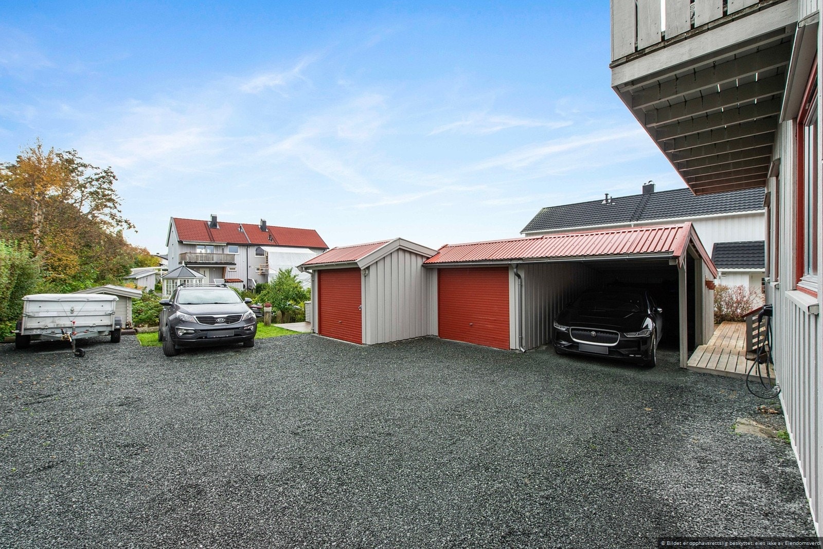 Boligen disponterer også carport og oppstillingsplasser til bil. Galleribilde