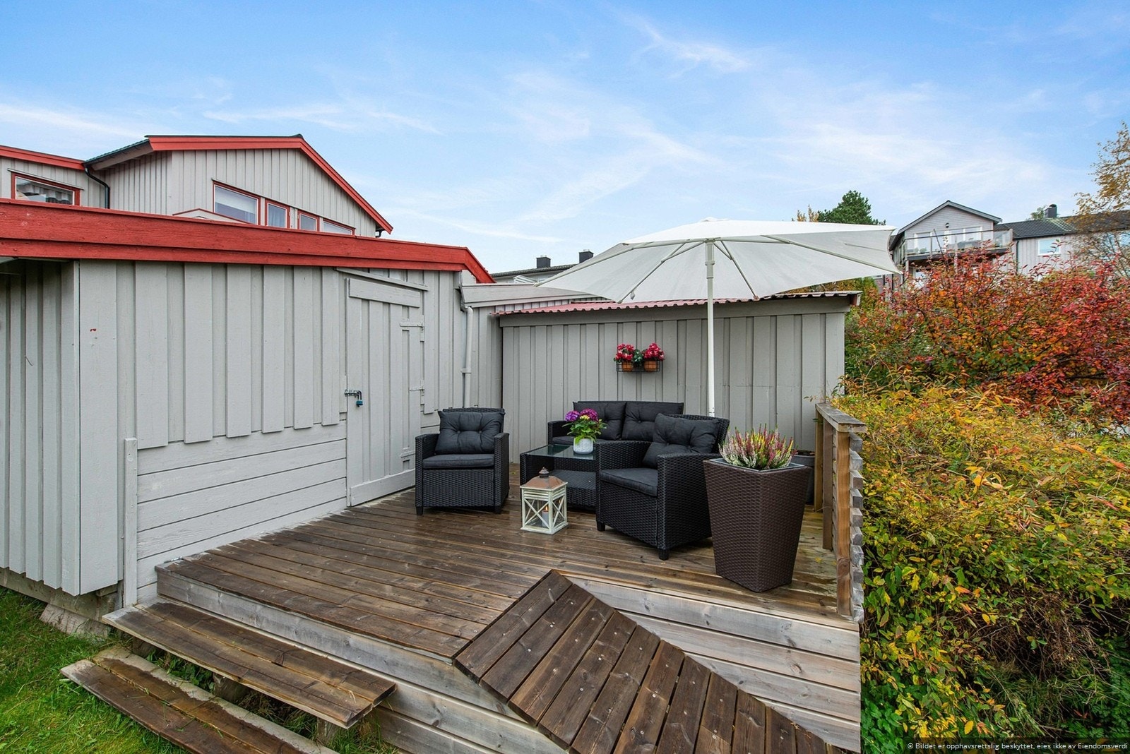 Mindre og skjermet terrasse som er perfekt for å sole seg Galleribilde