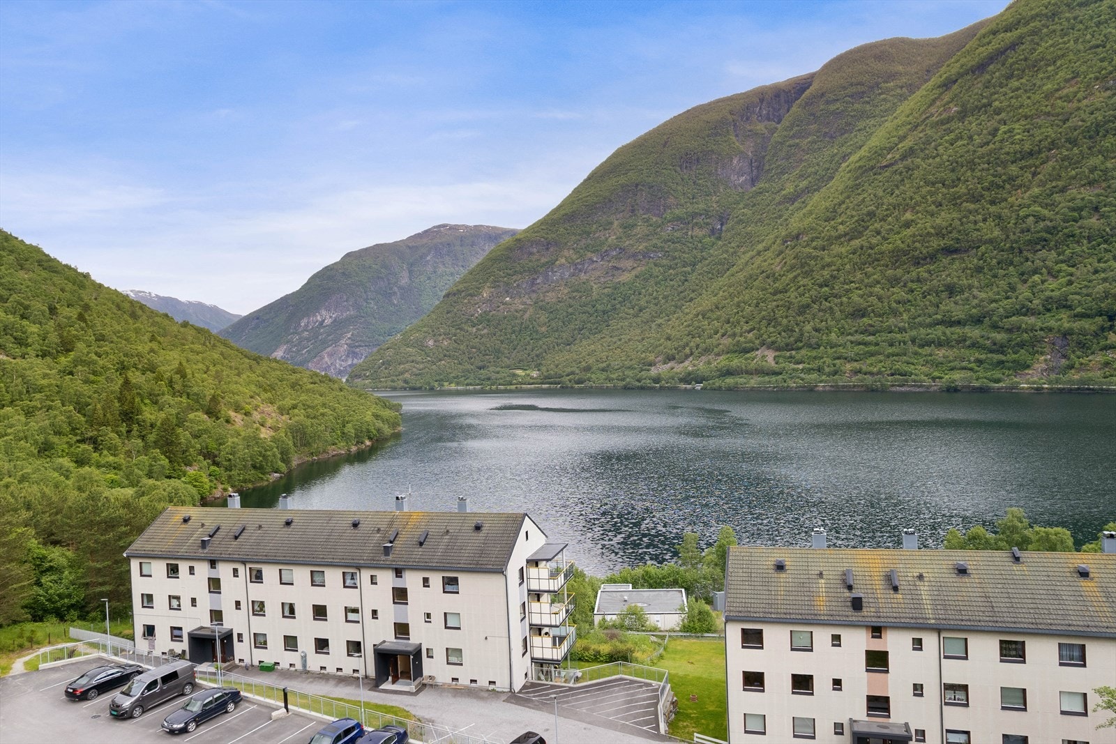 Biloppstillingsplassar på fellesparkering i burettslaget. Burettslaget har også tilgang til el-bil ladarar. Galleribilde