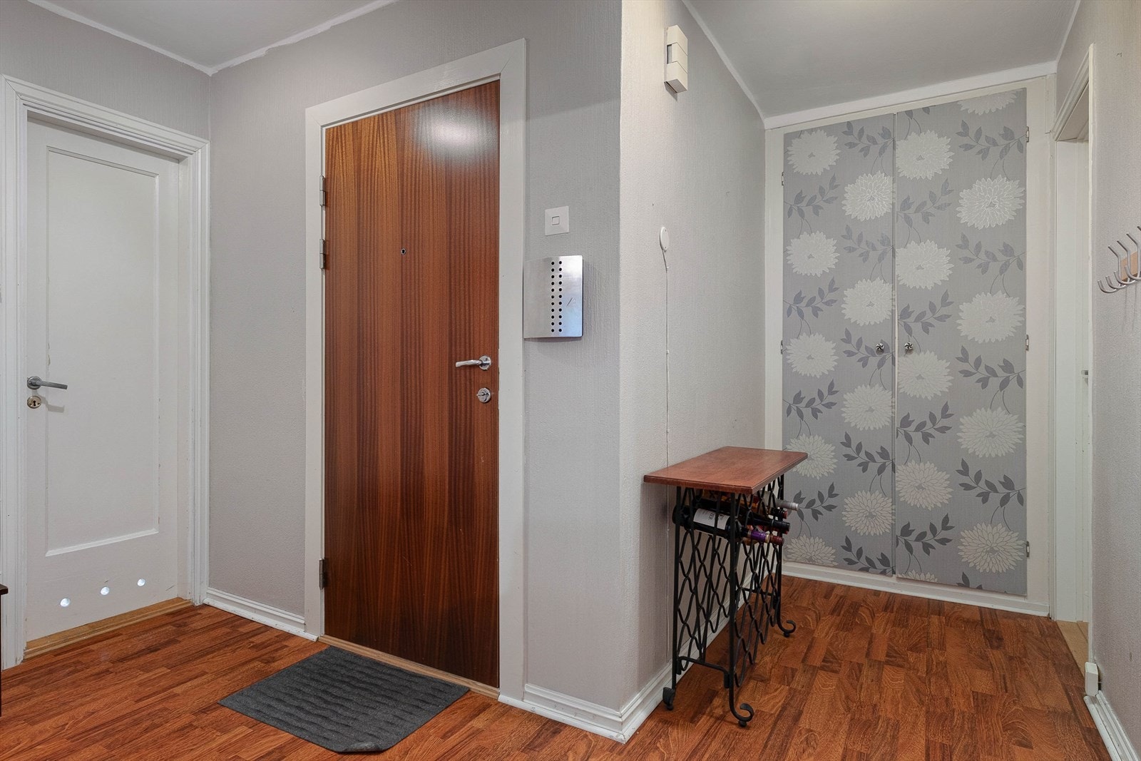 Romsleg gang med innebygde skåp. God plass til å henge frå seg yttertøy. Galleribilde