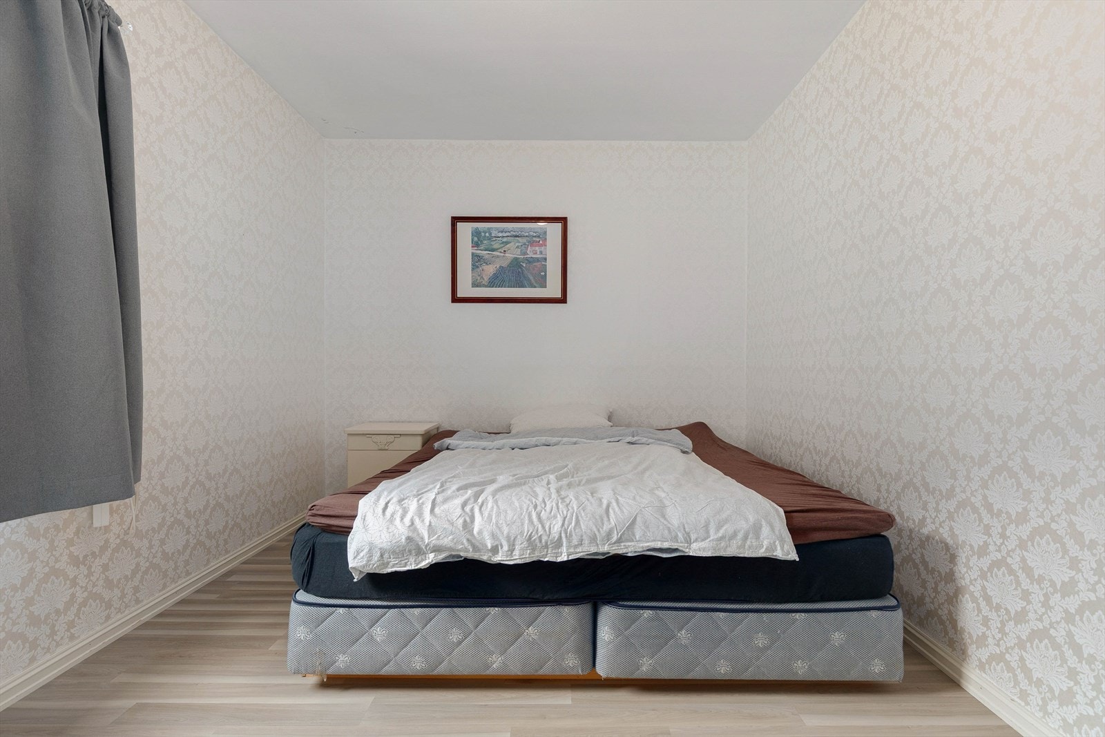 Romsleg soverom med plass til seng og nattbord. Galleribilde