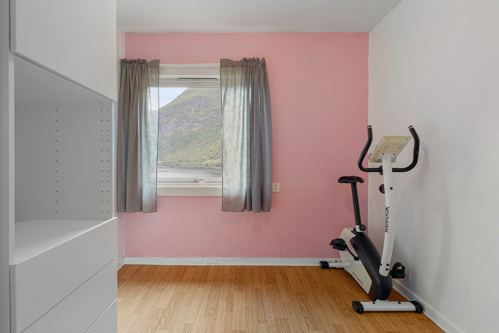 Soverom med plass til seng og garderobe. Galleribilde