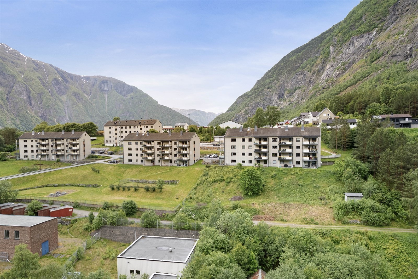 Hagen I burettslag består av 54 andelseigarar, og er eit godt opparbeida burettslag. Galleribilde