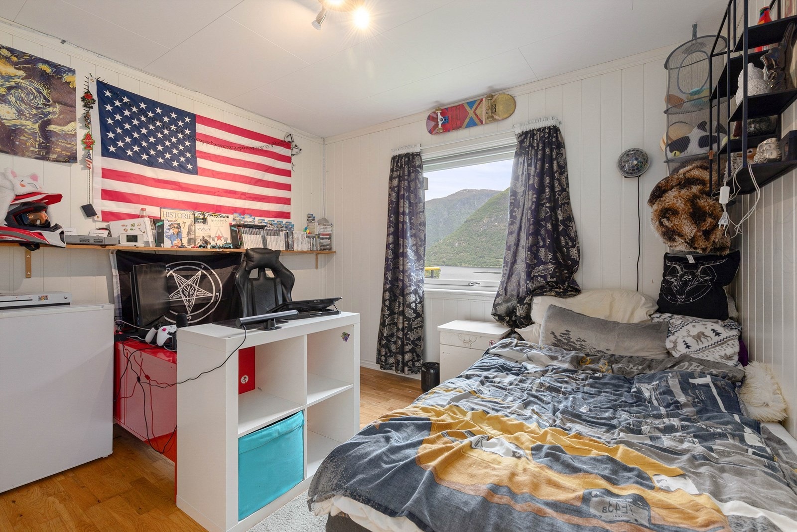 Romsleg soverom med god plass til seng, skrivebord og garderobe. Galleribilde