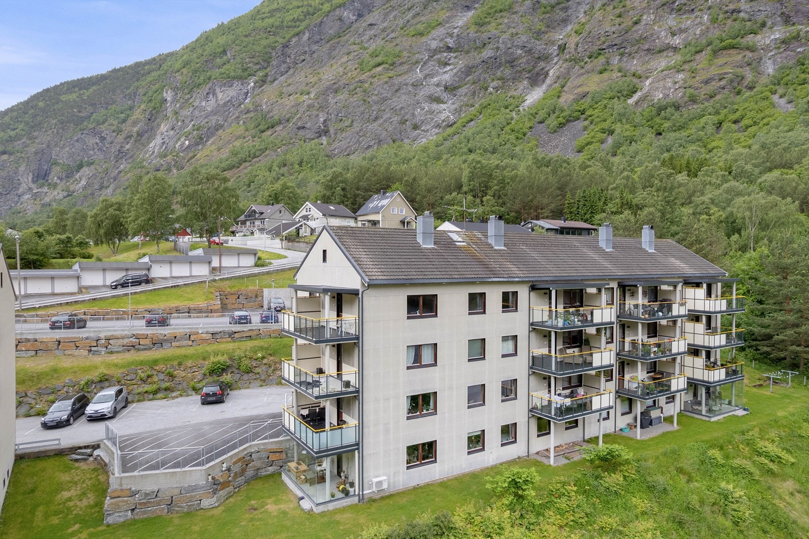 Ei praktisk fire-roms leilegheit med tilbaketrekt beliggenheit i rolege omgivelsar på Årdalstangen, samt nærheit til dei fleste fasilitetar. Galleribilde