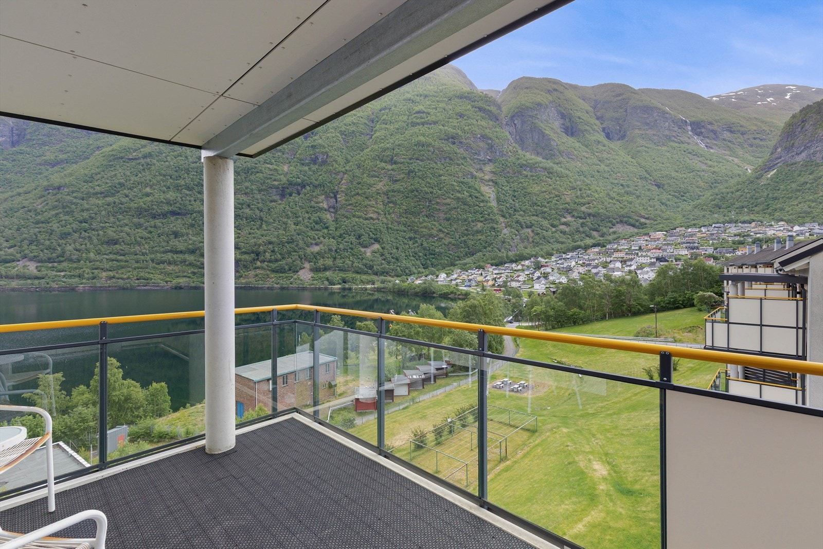 Frå stova har ein utgang til ein romsleg balkong, med god utsikt utover Årdalsvatnet og litt av bygda ellers. Galleribilde