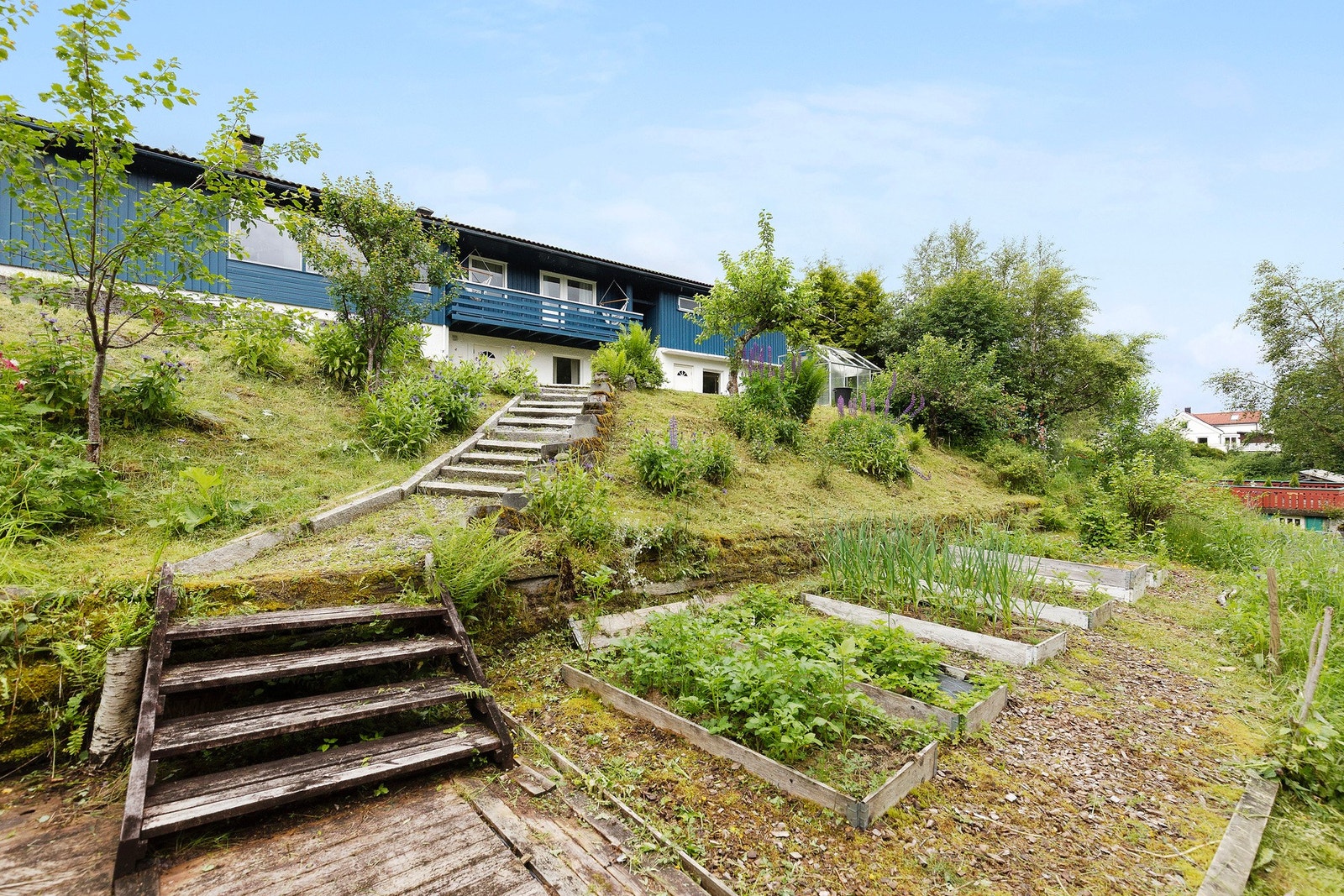 Hagen er frodig og sjarmerende, anlagt over flere nivåer. Her er det både hvitløk, potet, asparges, samt eple- og plommetrær, rips- og solbærbusker. Galleribilde