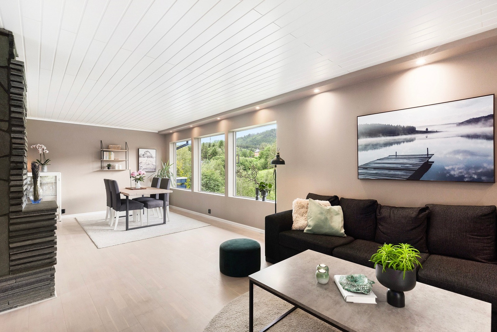 Stuens størrelse og utforming gir god plass for flere soner. Galleribilde