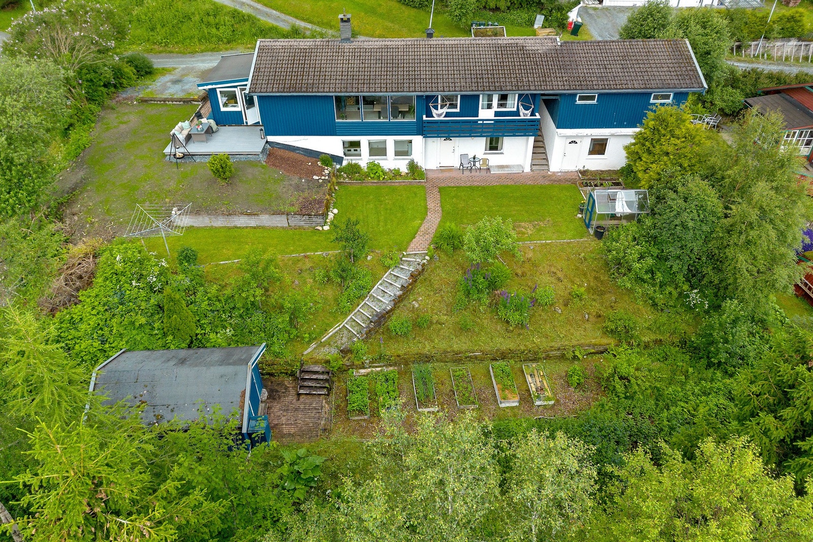 Fine uteplasser gjør at man følger solgangen fra tidlig morgen til sen kveld i private omgivelser. Galleribilde