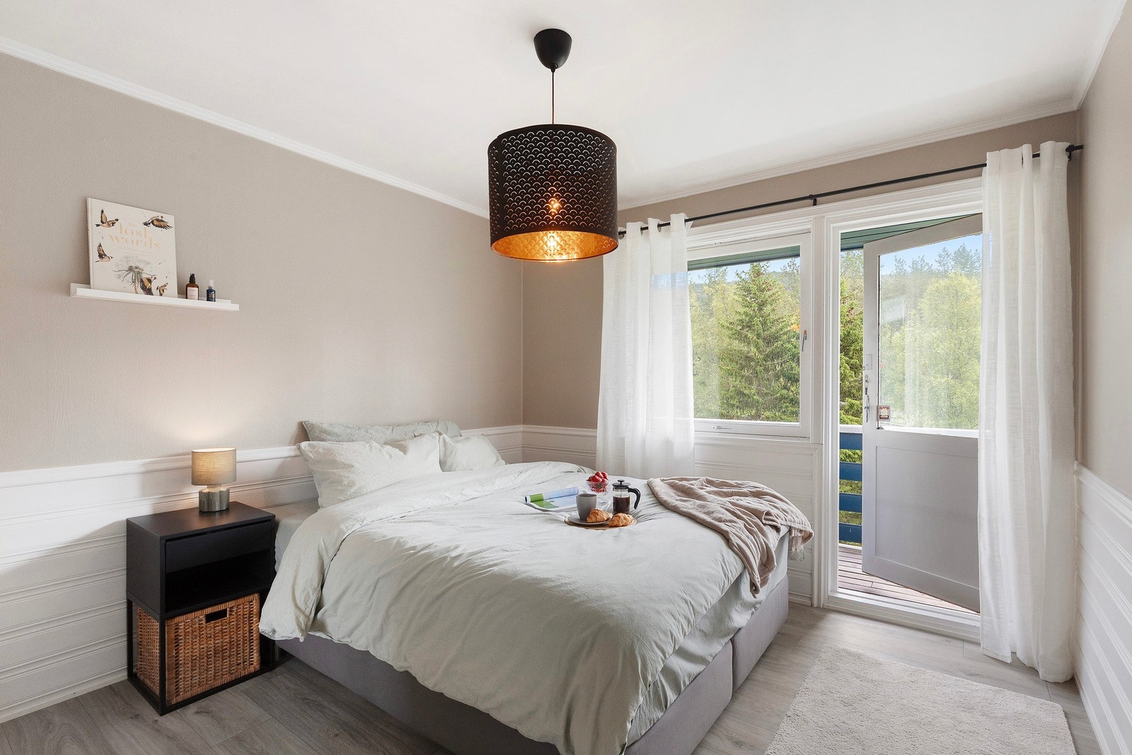 Det er tre gode soverom på hovedplanet. Det største soverommet er hele 11 kvm, og har utgang til egen luftebalkong. Galleribilde