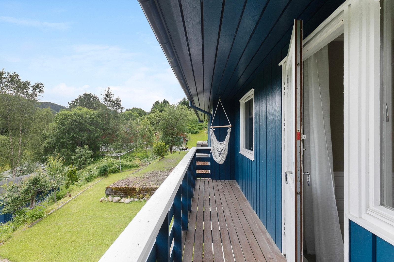 En fin plass for såvel morgenkaffenm som lufting av sengeklær. Galleribilde