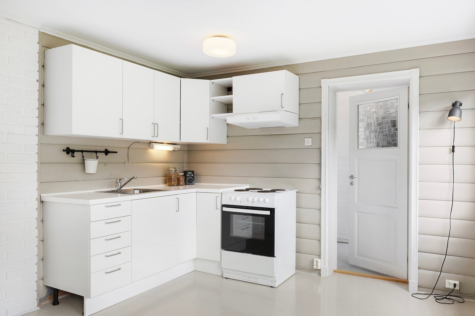 Lyst og fint kjøkken i åpen løsning mot stuen. Galleribilde