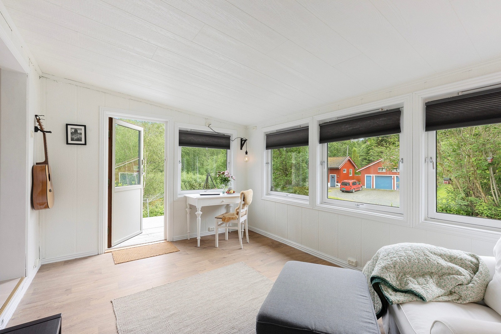 Boligen forlenges naturlig i herlig terrasse og hage på godværsdagene. Galleribilde