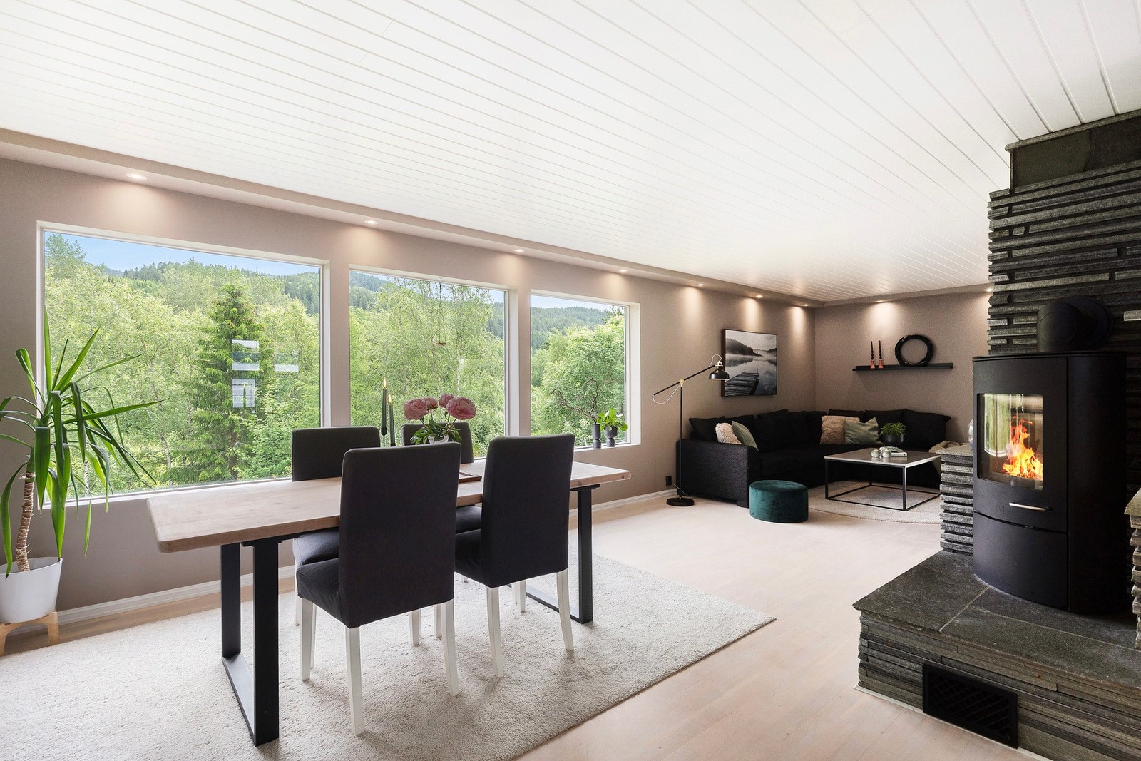 Lys og luftig stue med rikelig naturlig lys fra store vindusflater. Galleribilde