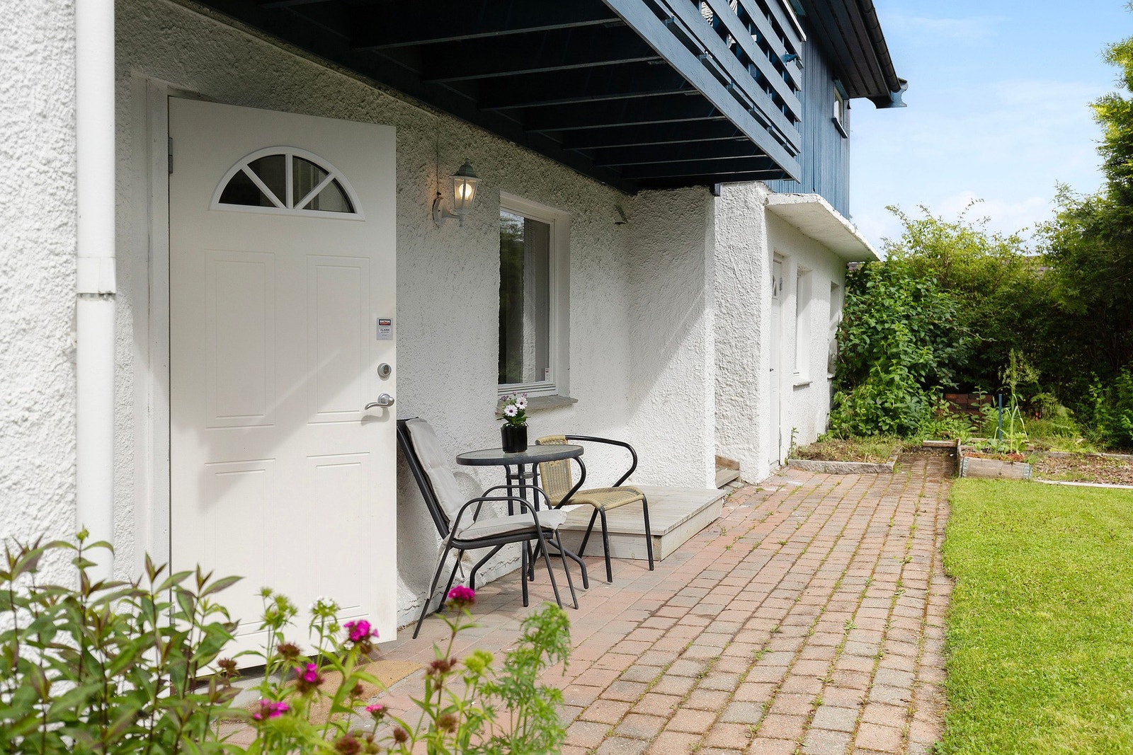 Sokkelen har egen inngang. Det er trapp ned fra gårdsplass og steinlagt gangparti. Galleribilde