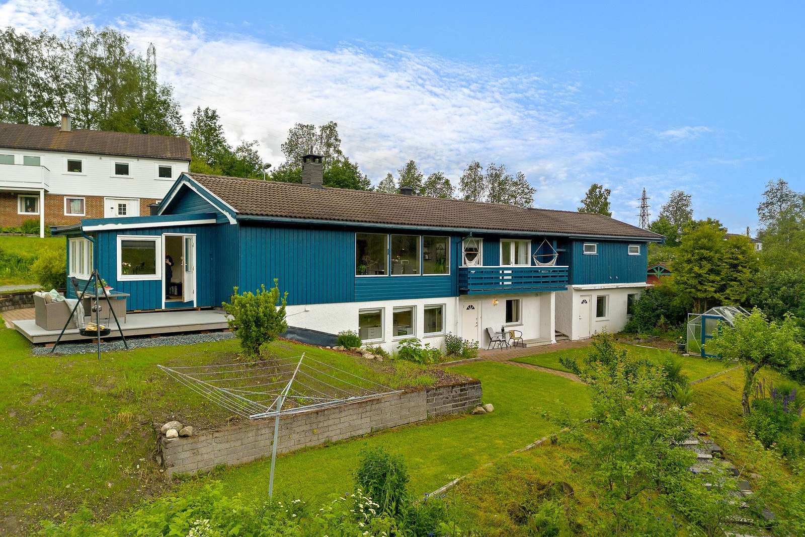 Tiltalende og velholdt enebolig med stor og pent opparbeidet tomt. Galleribilde