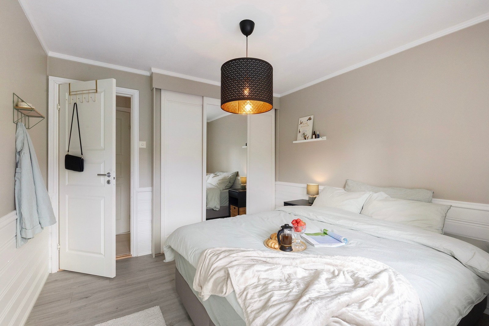 Det er også en skyvedørsgarderobe på det største soverommet. Galleribilde