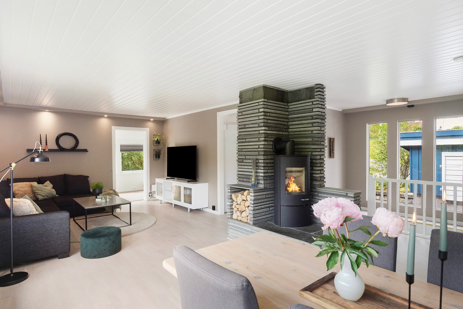 Vedfyring og varmepumpe gir behagelig inneklima. Galleribilde