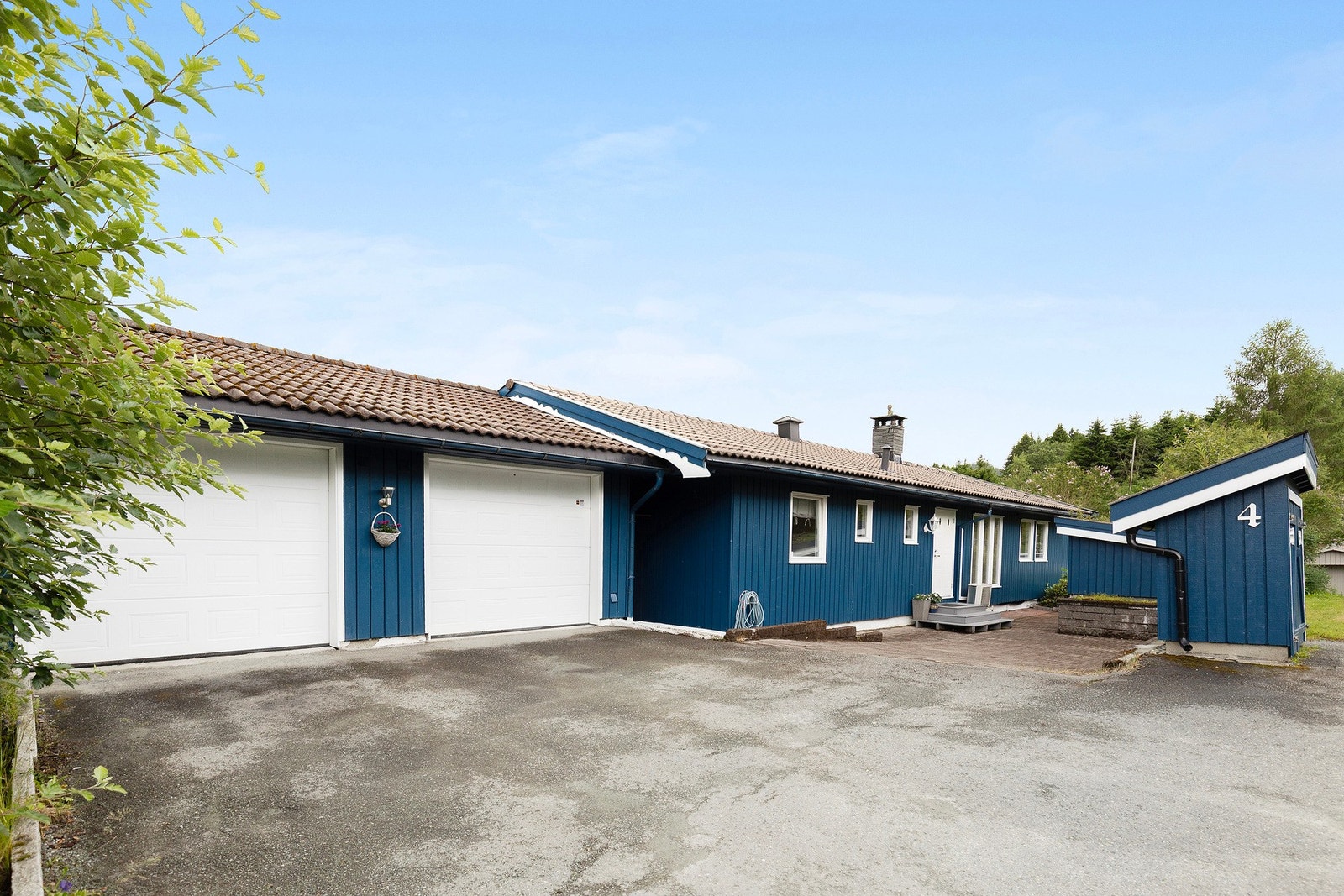 Egen dobbelgarasje med kjeller, rikelig med parkeringsplass på egen gårdsplass. Galleribilde